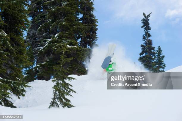 snowboarder stürzt im schnee - wipeout sportunfall stock-fotos und bilder