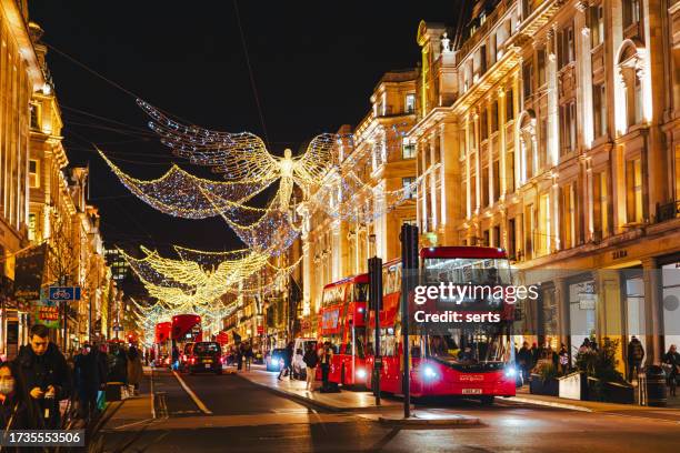 weihnachtsbeleuchtung in der regent street, london, großbritannien - oxford street london stock-fotos und bilder