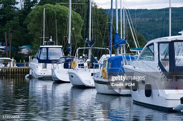 boote vertäut - lake windermere stock-fotos und bilder