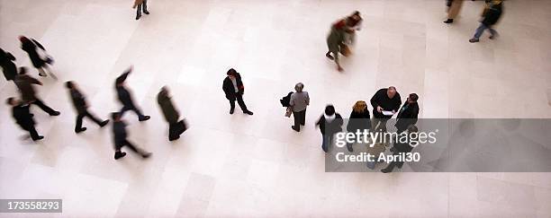 menschen im museum - reiseführer stock-fotos und bilder