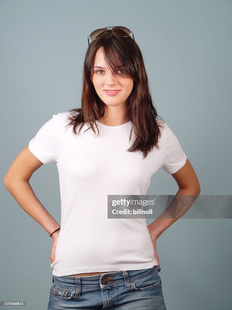 Jovem mulher com Camisa branca em branco