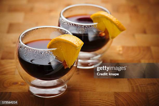 un glögg (vin chaud) au vin chaud - glogg photos et images de collection