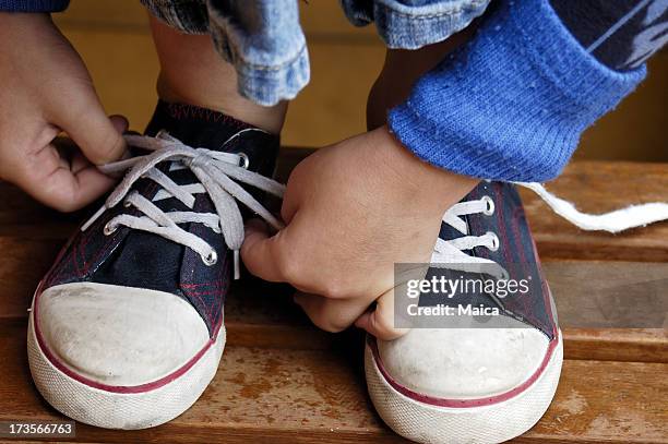 tyieing las cadenas - shoelace fotografías e imágenes de stock