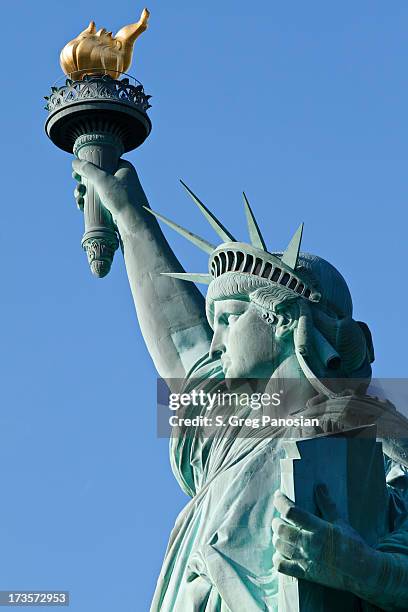 up close photo of the statue of liberty in new york city - frihetsgudinnan bildbanksfoton och bilder