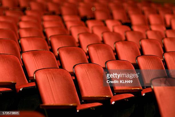 theater seats in an empty auditorium - stoel stockfoto's en -beelden