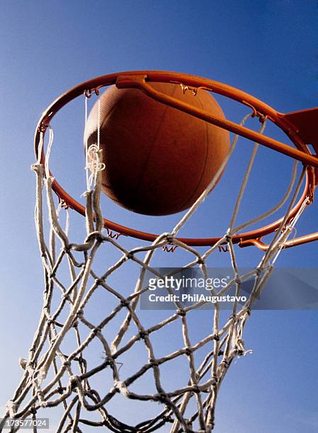 basketball entering hoop - basket ball 個照片及圖片檔