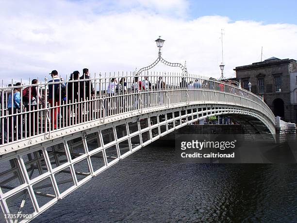 ha'penny bridge, dublin - busy pub stock pictures, royalty-free photos & images