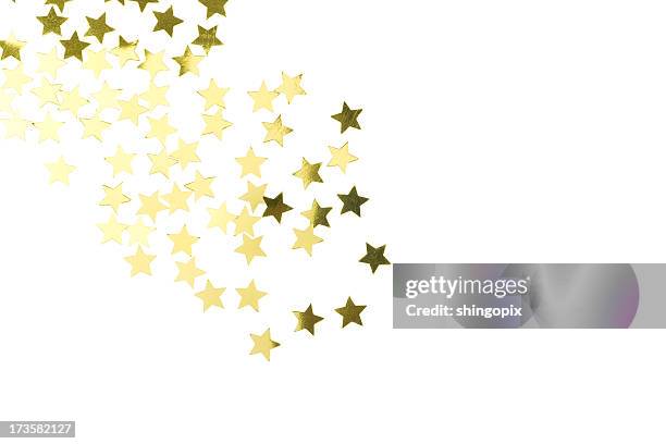 golden star confetti scattered on white background - star confetti white background stockfoto's en -beelden