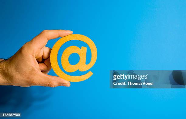 correo electrónico para usted. - at symbol fotografías e imágenes de stock