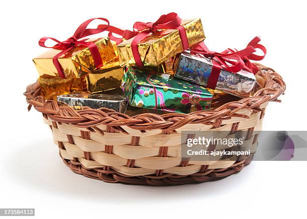 cesta de regalos - cesta de navidad fotografías e imágenes de stock