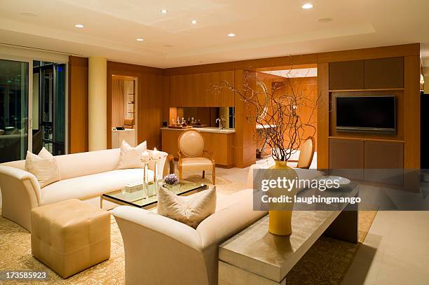 wohnzimmer mit couch - feng shui stock-fotos und bilder
