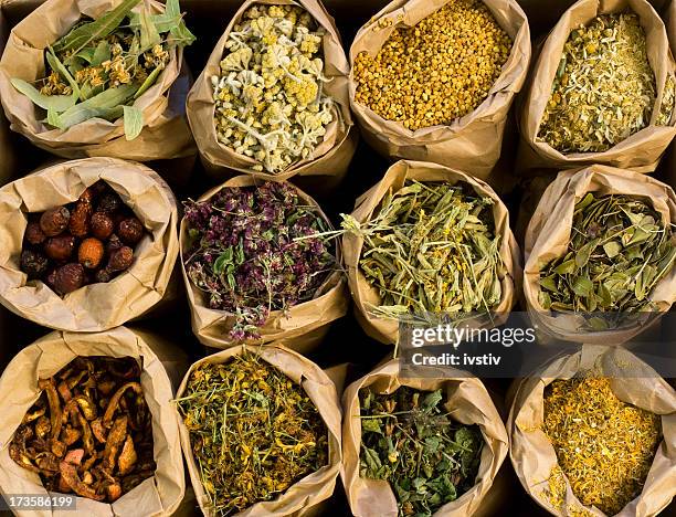 medical herbs - gedroogd voedsel stockfoto's en -beelden