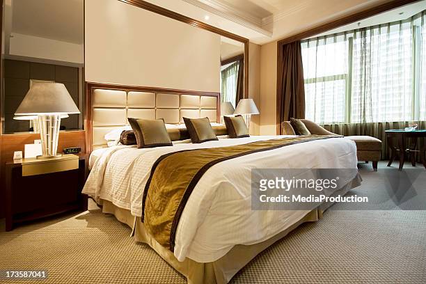 hotel bedroom - king size bed stockfoto's en -beelden