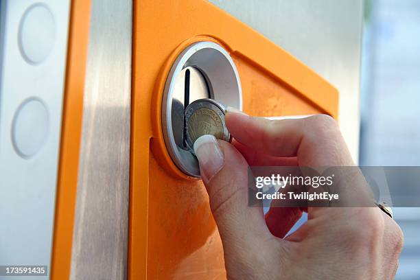 zahlen der parkgarage - hineinstecken stock-fotos und bilder