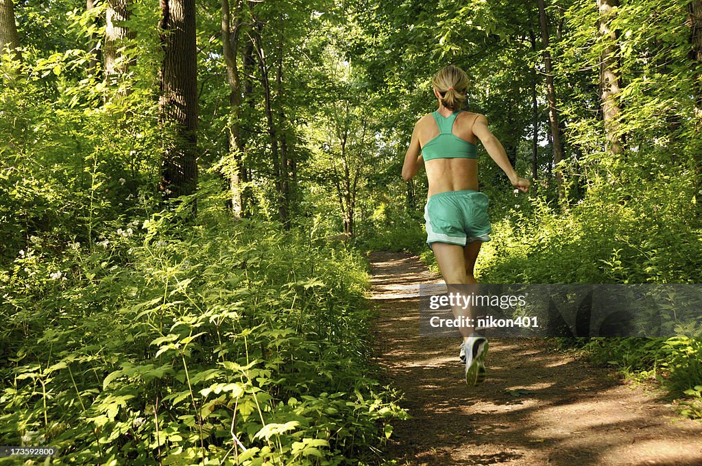 Mulher correr Na Trilha da floresta
