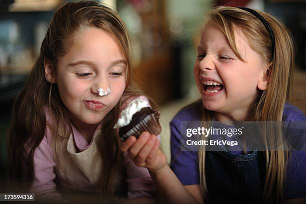 bromas hermana - cupcakes girls fotografías e imágenes de stock