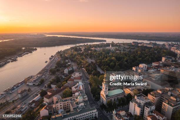 belgrade: confluence danube sava rivers and old town at sunset - fiume danubio foto e immagini stock
