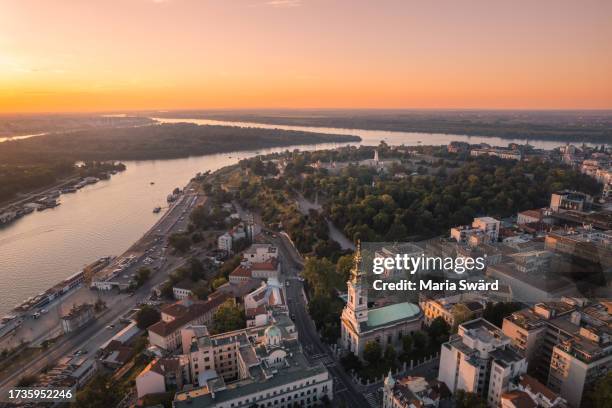 belgrade: confluence danube sava rivers and old town at sunset - belgrade stockfoto's en -beelden