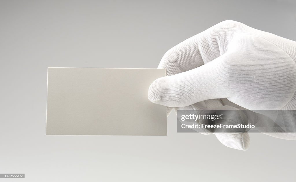 Weiße Karte/Weiß eigene behandschuhte hand fliegen lassen/Textfreiraum