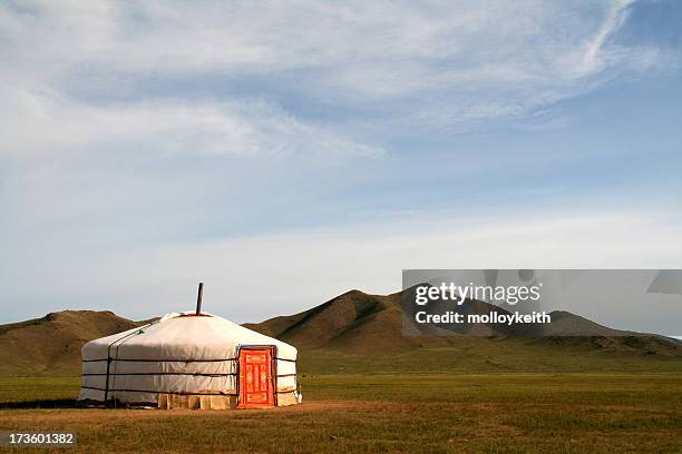 ger zelt in der mongolei - rundzelt stock-fotos und bilder