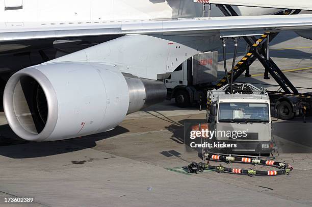 airplane being refueled - aircraft refuelling stock pictures, royalty-free photos & images