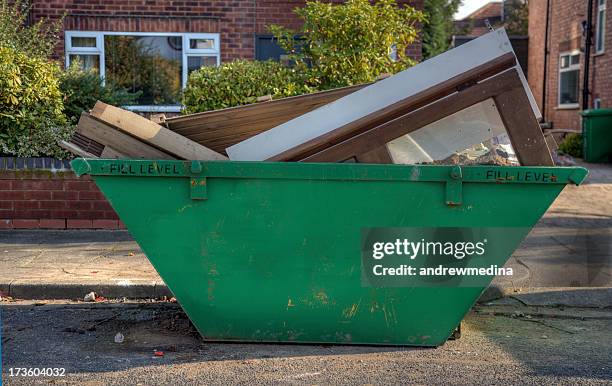 container oder skip – klicken sie für ähnliche bilder - müllcontainer stock-fotos und bilder