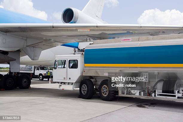 airplane fuelling - aircraft refuelling stockfoto's en -beelden