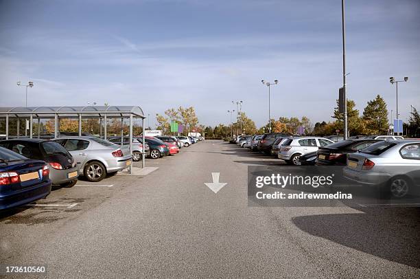 supermercado parque de estacionamento-manchester. mais em lightboxes abaixo - estacionamento de carros imagens e fotografias de stock