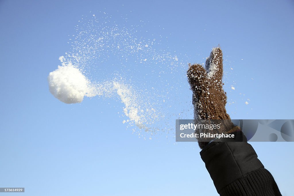 Hand werfen einen Schneeball