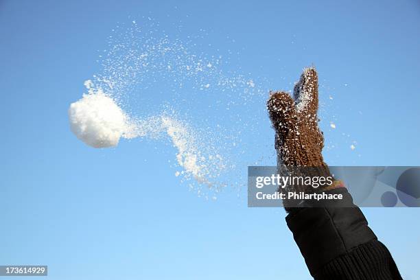 hand werfen einen schneeball - schneeball stock-fotos und bilder