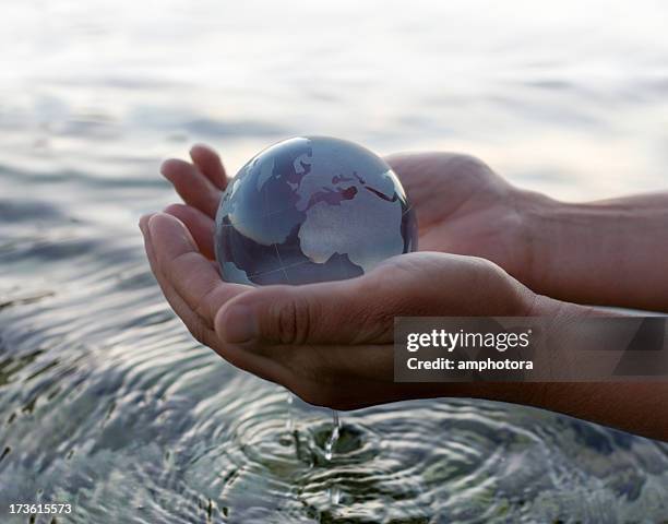 mundo na mão - holding globe imagens e fotografias de stock