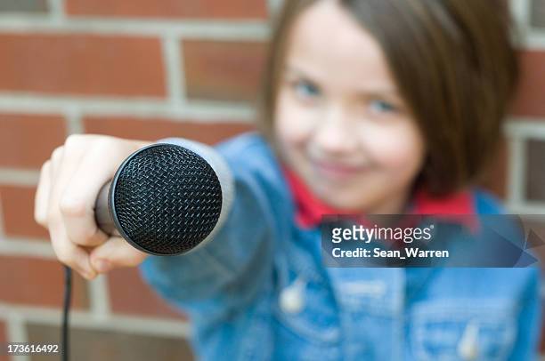 mikrofon mädchen-little reporter - redakteur stock-fotos und bilder