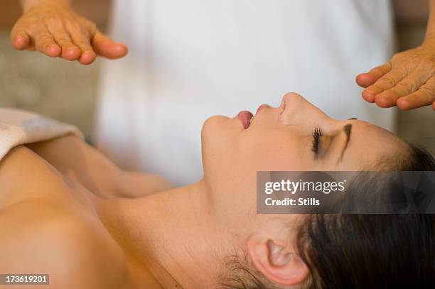 healing hands - reiki fotografías e imágenes de stock
