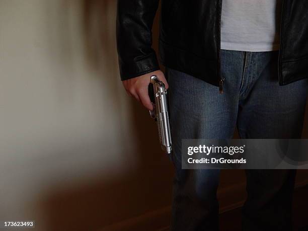homem com uma arma - assassino de aluguel imagens e fotografias de stock