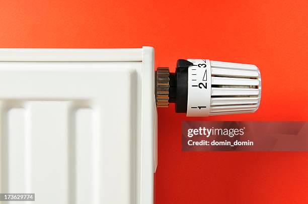 cierre de termostato y radiador blanco sobre fondo rojo - thermostat fotografías e imágenes de stock