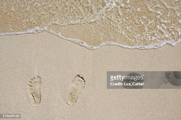 footsteps on the beach - eén trede stockfoto's en -beelden