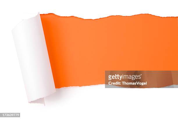 zerrissen papier. zerreißen orange discovery hintergrund frame entstehung - papierrolle stock-fotos und bilder