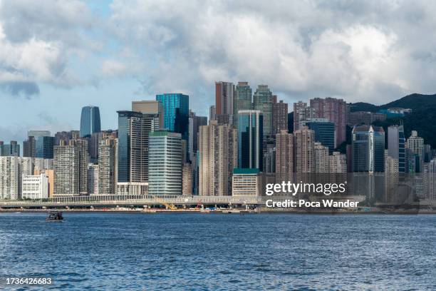 city of hong kong, downtown district in the financial office buildings, high-rise living, modern apartments, urban skyscrapers, modern city, a futuristic cityscape. - isla de hong kong fotografías e imágenes de stock