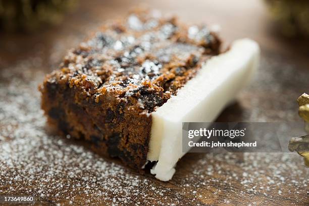 fetta di torta di natale - christmas cake foto e immagini stock