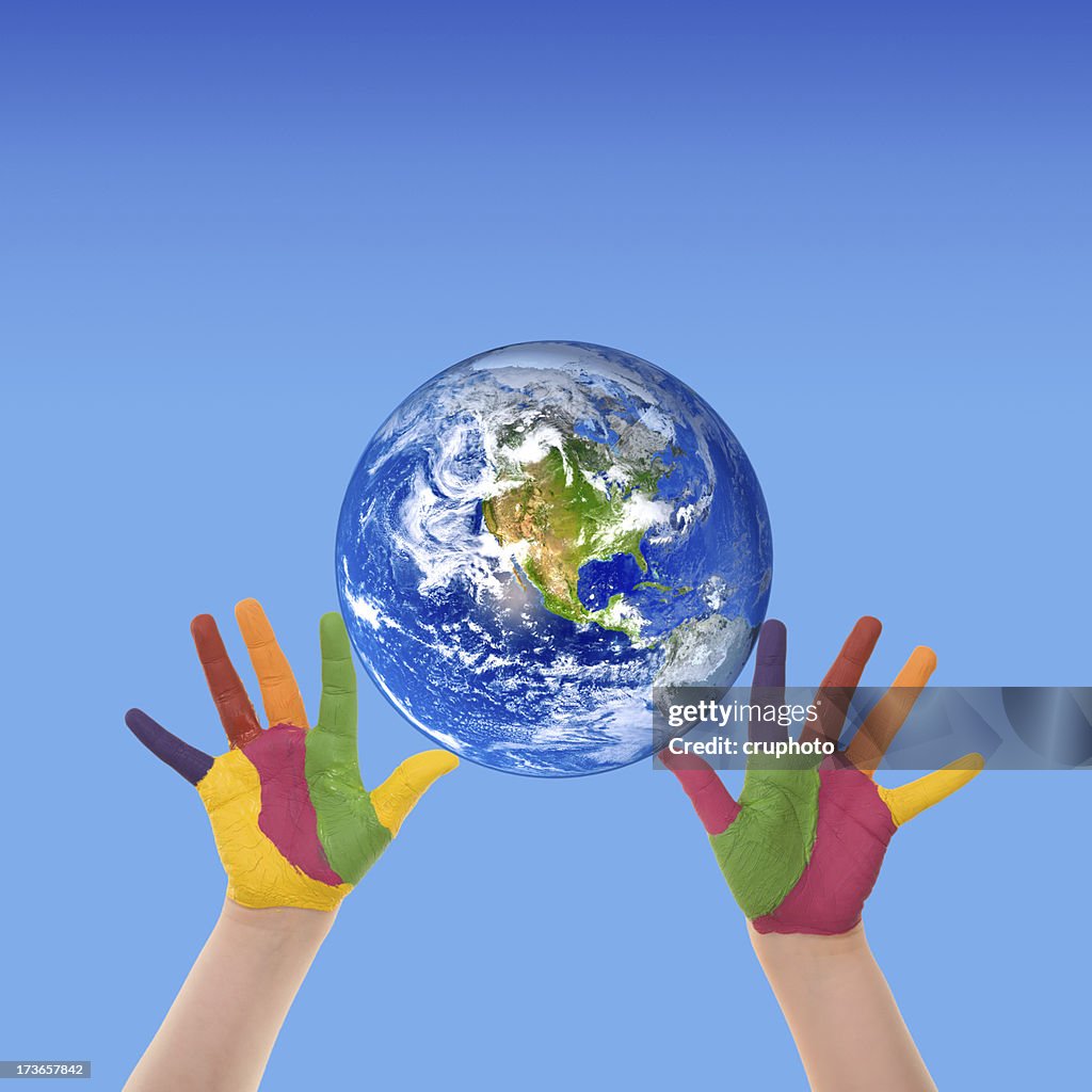 Pintada criança mão segurando o planeta Terra contra fundo azul