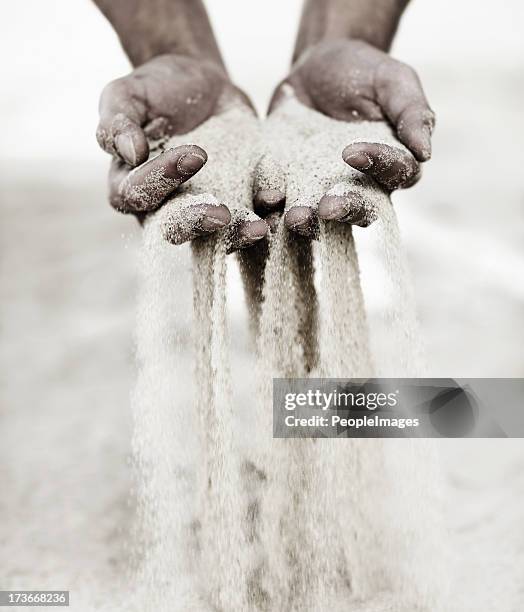 momentos abertos até as mãos como grãos de areia. - areia - fotografias e filmes do acervo