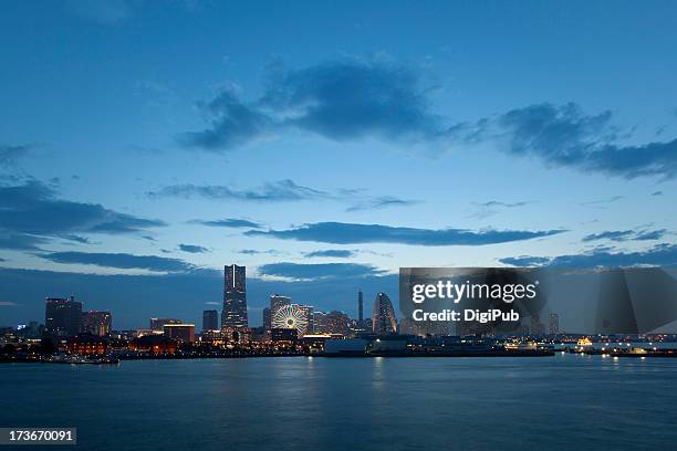 yokohama skyline at dusk - yokohama skyline stock pictures, royalty-free photos & images