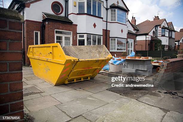 baustelle, home extension – siehe unten für ähnliche leuchtkasten - müllcontainer stock-fotos und bilder