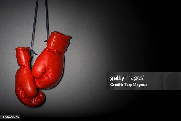 guantes de boxeo - boxing gloves fotografías e imágenes de stock