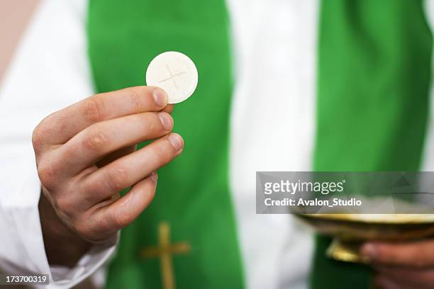priest of communion in the hand - 天主教 個照片及圖片檔