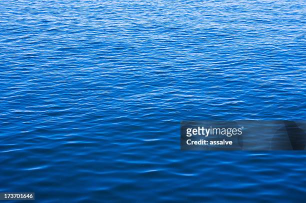 superficie del agua azul con ondas textura suave - oceano fotografías e imágenes de stock