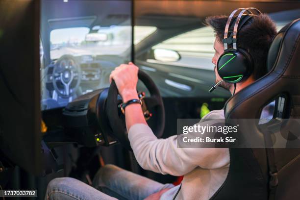 simulatore di gioco di sterzo da corsa automobilistica, gamer, esports - simulatore foto e immagini stock