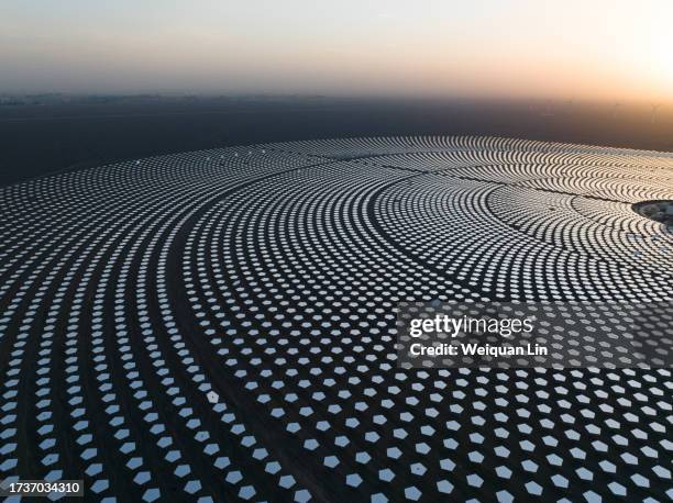 innovative green technologies transforming solar power plants - central de energia solar imagens e fotografias de stock