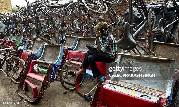 Basit Riksha Rickshaw Stand Foto e immagini stock - Getty Images