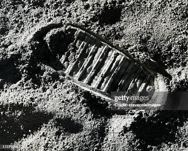 footprint on moon - track imprint 個照片及圖片檔